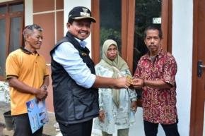 Tangis Haru Rohaeti Sambut Rumah Relokasi dari Pemkab Sumedang
