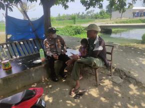 Bhabinkamtibmas Menyampaikan Himbauan Kamtibmas Kepada Warga Desa Binaan Agar Ikut Serta Menjaga Kondusifitas Kewilayahan