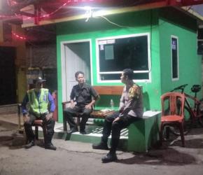 Bhabinkamtibmas Polsek Klari Pastikan Wilayah Aman, Lakukan Patroli Sambang Warga Perum BKP Saat Jaga Malam