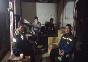 Bhabinkantibmas Polsek Banyusari Melaksanakan Membangunkan Warga Untuk Sahur