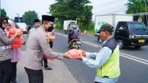 Wujud Kepedulian Polri, Kapolres Karawang AKBP Fiki N. Ardiansyah Gelar Jumat Berkah untuk Warga dan Driver Online