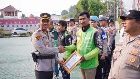 Kapolres Karawang Beri Penghargaan kepada Personel Berprestasi dan Tiga Driver Gojek, Wujud Apresiasi untuk Pengabdian dan Prestasi