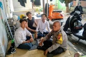 Bhabinkamtibmas Desa Telukjambe Lakukan Kegiatan Sambang Dialogis di Dusun Krajan, Jaga Keakraban Bersama Warga Setempat