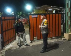 Bhabinkamtibmas Polsek Bungursari Polres Purwakarta Lestarikan Keamanan melalui Siskamling Malam