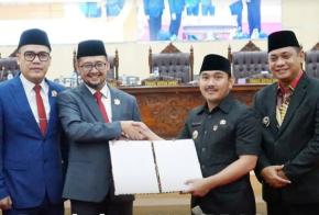 Bupati Bekasi Ade Kuswara Bersama Wabup Asep Surya Hadiri Rapat Paripurna DPRD Penetapan Nota Kesepakatan Perubahan KUA & Perubahan PPAS TA 2025