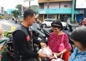 Semangat Berbagi di Ramadan, Komunitas Motor Besar Karawang Bagikan 1.000 Takjil untuk Pengendara