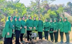 Hijaukan Bumi, Hangatkan Kepedulian: Persit Kodim Purwakarta Tanam 100 Pohon di Pondoksalam