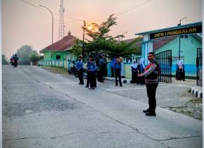 Polisi Laksanakan Gatur Pagi di Depan Sekolah Guna Hadirkan Rasa Kamseltibcarlantas