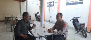 Bhabinkamtibmas Desa Jomin Barat Sambangi Guru Berikan Pesan Kamtibmas