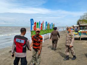 Anggota Polsek Batujaya Ciptakan Keamanan Objek Wisata Pantai Pulau Putri Cikeong pada hari Libur Panjang Natal dan Tahun Baru 2026