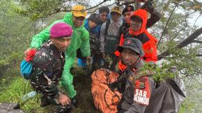 PRAJURIT MARINIR KEMBALI TEMUKAN DAN EVAKUASI KORBAN PESAWAT ATR 42-500