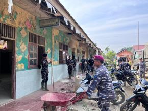 BAKTI YONIF 8 MAR PASTIKAN SEKOLAH BERSIH DARI SAMPAH SISA BANJIR