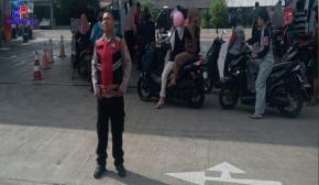 Aipda Yuli Roy Personel Polsek Lemahabang Sosialisasikan Pelarangan Knalpot Tidak Sesuai Spesifikasi Teknis Di Obyek Vital