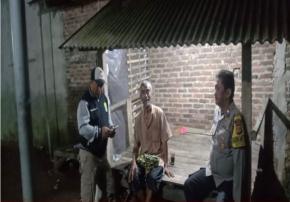 Bripka Satim Bhabinkamtibmas Kembali Ikut Serta Dalam Giat Ronda Bersama Warga