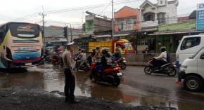 Genangan Air Pasca Hujan, Po?sek Klari Urai Kemacetan Kendaraan Lakukan Pengaturan Arus Lalin