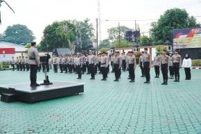 Upacara Kenaikan Pangkat Ipda Suharja, Diiringi Pemberian Penghargaan bagi 18 Personel Polres Karawang