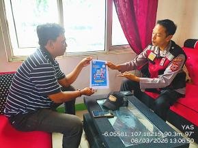 Anggota Polsek Batujaya mensosialisasikan QR Code Div Propam Polri Masyarakat Desa Baturaden
