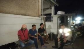 Anggota Bhabin Polsek Banyusari Melaksanakan Sosialisasikan Bahaya Judi Online Kepada Masyarakat