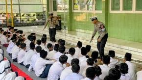 Momen Satlantas Polres Karawang Hadirkan Keseruan saat Kegiatan Police Goes to School di MTS Ar-Ruhinayah, Cikampek