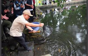 Pemkab Kuningan Lestarikan Ekosistem Mata Air, Bupati Dian Rachmat Yanuar Tebar Ratusan Benih Ikan Dewa di Situs Ki Buyut Sangkan