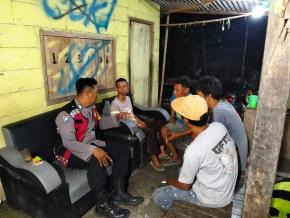 Anggota Polsek Batujaya Sambangi Masyarakat Desa Batujaya untuk melaksanakan Kegiatan Ngawangkong