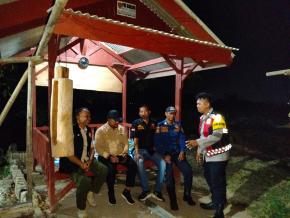 Anggota Polsek Batujaya Sambangi Masyarakat Desa Segaran untuk melaksanakan Kegiatan Ngawangkong