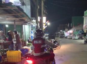 Patroli Dinihari Personil Polsek Tegalwaru di Pasar Tradisional Loji Pastikan Aman dan Cegah Pekat