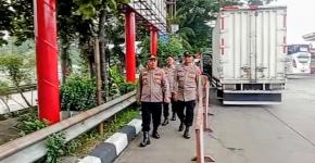 Upaya Terus Tingkatkan Giat Pelaksanaan Ops Lilin Kapolsek Banyusari PAM Natura 2025 Pos PAM Rest Area KM 62 Tol Jakarta - Cikampek Karawang