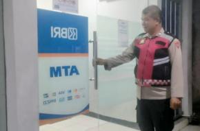 Pastikan Bank BRI Loji Malam Aman,Personil Polsek Tegalwaru Gelar Monitoring Aset Perbankan