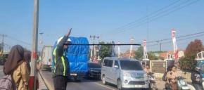 Unit Lantas Polsek Jatisari Berikan Pelayanan Humanis Saat Pengaturan Arus Lalu Lintas di Jalur Pantura