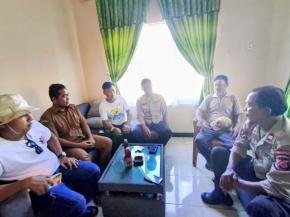 Upaya Kapolsek Batujaya melaksanakan Kegiatan Jumat Curhat bersama Bhabinkamtibmas Polsek Batujaya dan Tokoh Masyarakat serta Masyarakat Desa Kutaampel