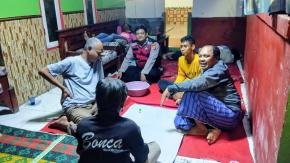 Melalui kegiatan Ngawangkong, Anggota Polsek Batujaya Himbau Masyarakat Desa Batujaya guna menciptakan Kamtibmas pada malam hari