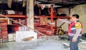 Diduga Korsleting Listrik, Toko Kayu di Karawang Ludes Terbakar