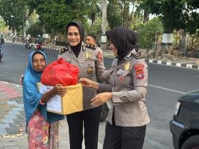Sambut HUT Humas Polri ke-75, Humas Polda NTB Salurkan 100 Paket Sembako untuk Warga Penerima Manfaat