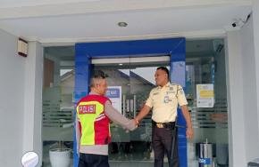 Personil Polsek Tegalwaru Patroli Siang Sambangi Bank BRI Loji Edukasi Humanis Satpam Waspada