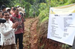 Bupati Sumedang Dony Ahmad Munir: Program Padat Karya Bangun Jalan Usaha Tani di Sahang Dayeuhluhur