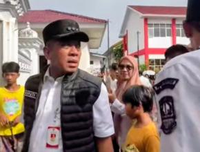 Tak Sekadar Meninjau, Bupati Karawang Pastikan Warga Terdampak Banjir Terlayani dengan Layak