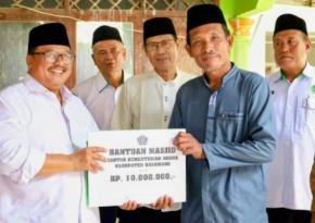 Kemenag Karawang Ulurkan Bantuan untuk Masjid Roboh di Pakisjaya, Warga: Kami Tak Sendiri