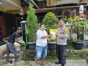 Bripka Andrie Sustrianto, S.H. Bhabinkamtibmas Desa Pucung Polsek Kotabaru Laksanakan COD Penjulan Beras SPHP Dalam Rangka Mendukung Ketahanan Pangan