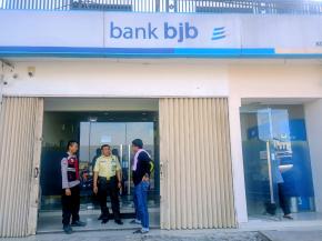 Anggota Polsek Batujaya Sambangi Scurity Bank BJB Unit Batujaya untuk menyampaikan Pesan-pesan Kamtibmas