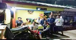 Bhabinkamtibmas Ngawangkong Bareng Dengan Petugas Ronda di PosKamling Desa Kalangsari