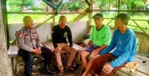 Jalin Kedekatan, Bhabinkamtibmas Polsek Rengasdengklok Sambangi Rumah Tokoh Masyarakat