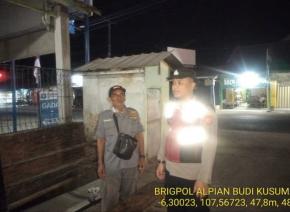 Upaya Brigadir Alpian Bhabinkamtibmas Ikut Serta Dalam Giat Ronda Bersama Warga
