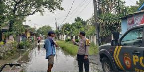 Patroli Polsek Rengasdengklok Laksanakan Monitoring Rumah Warga Yang Terdampak Banjir