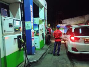 Anggota Polsek Batujaya melaksanakan Patroli Prekat di SPBU Batujaya