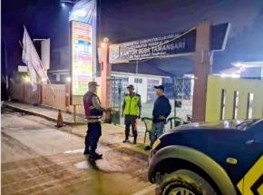 Personel Polsek Pangkalan Gelar Patroli Perintis, Monitoring Kondusifitas di Kantor Desa Tamansari