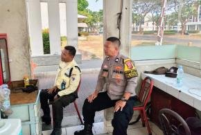 Anggota Polsek Telukjambe Laksanakan Patroli Prekat, Ajak Jaga Kamtibmas Kepada Security Perum Resinda