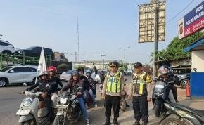 Kapolsek Klari Pimpin Pengamanan keberangkatan Serikat Pekerja/Buruh Kab. Karawang aksi unjuk rasa ke Gedung Istana Jakarta