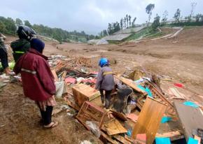 Pasir Langu, Cisarua – Hujan Deras dan Angin Kencang Menyebabkan Puluhan Rumah Terdampak Longsor di Bandung Barat