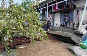 Tanggul Amblas, Belasan Rumah Warga di Serang Baru Terancam Longsor